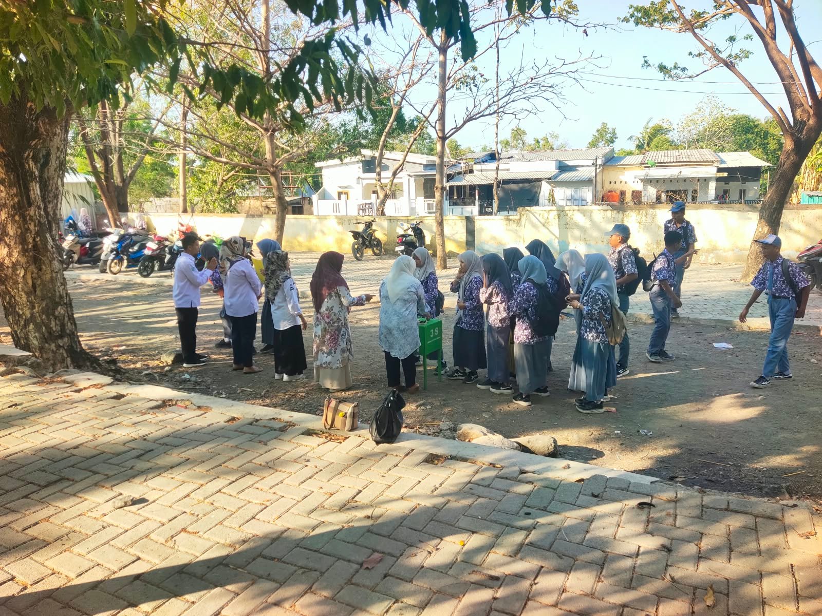 Guru piket SMAN 7 Jeneponto Aktif sambut kedatangan siswa setiap hari