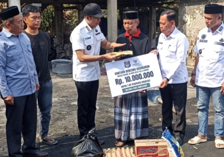 BAZNAS Enrekang Salurkan Bantuan Untuk Korban Kebakaran